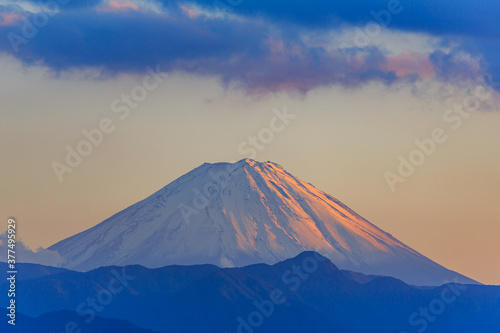 オレンジ色に染まる富士山の夕焼け 