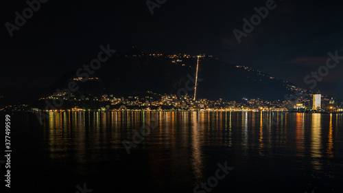 paesaggio notturno sulla città e sul lago di Como © Roberto Zocchi
