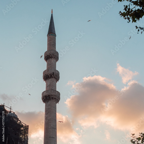 Fotografia Istanbul Turkey, high minaret of a mosque against a beautiful sky