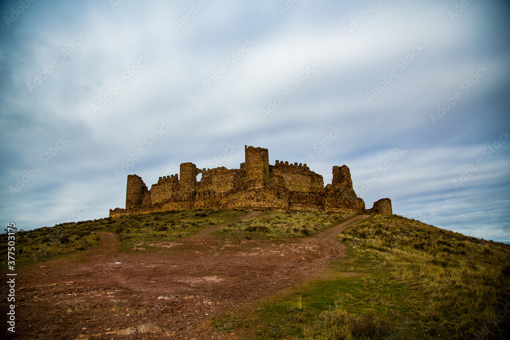 Castillo fortaleza en ruinas sobre colina en Almonacid de Toledo