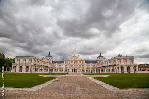 Vista general de palacio de Aranjuez y cielo nuboso