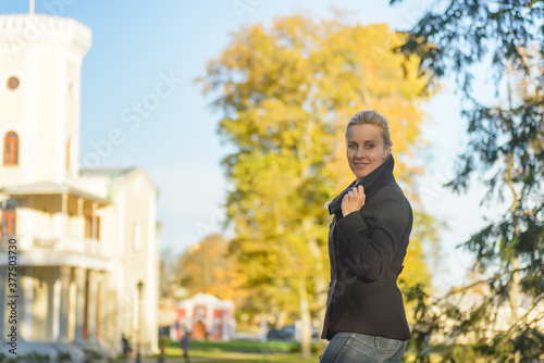 Fototapeta Naklejka Na Ścianę i Meble -  Beautiful woman posing in a autumn park