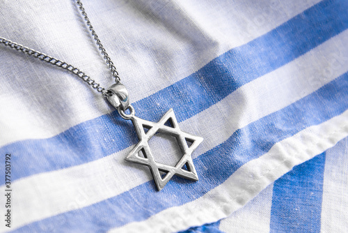Cuadro en lienzo Star of David (Magen David) chain on white-blue fabric.