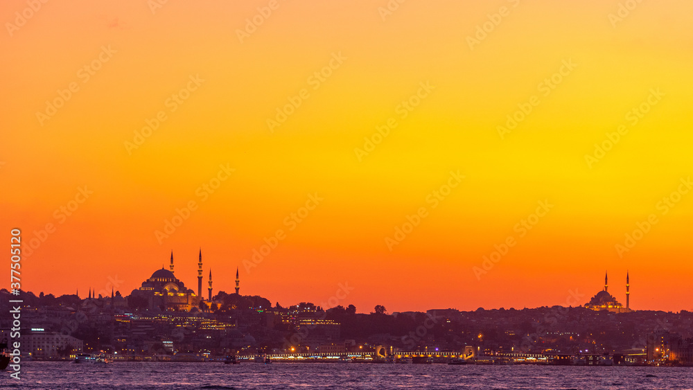 Fototapeta premium Evening view of the coast of Istanbul, silhouettes of mosques