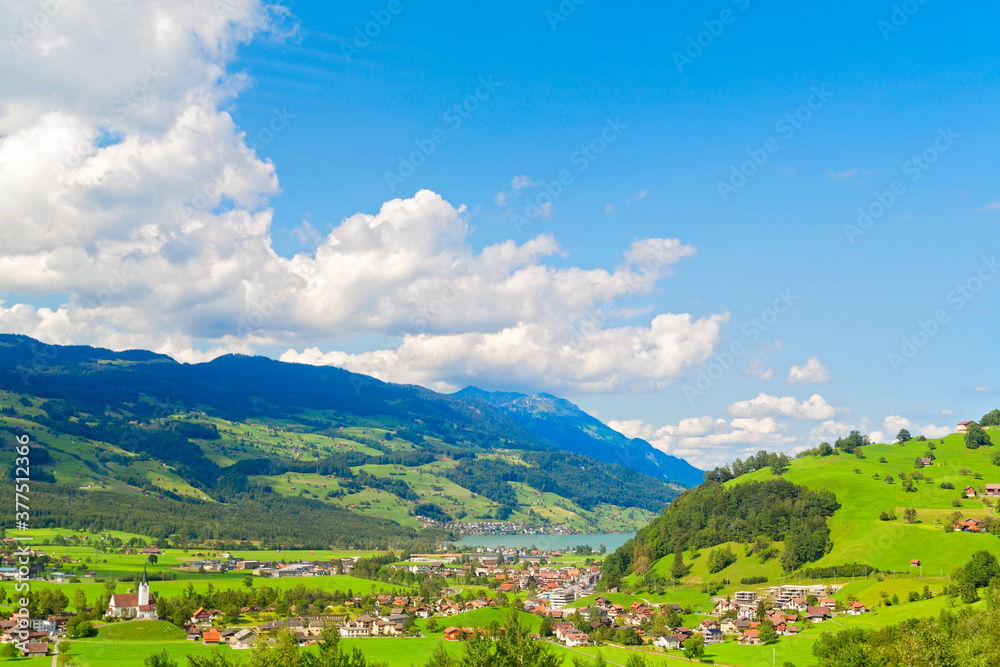 Alpine Landschaft mit blick auf einen See, Schweiz