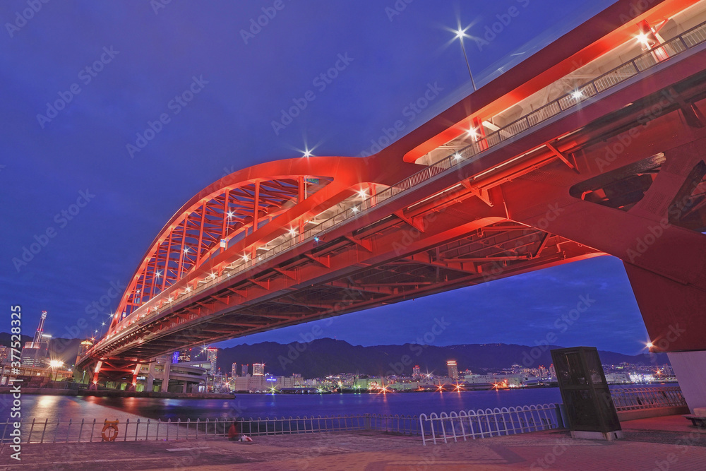 ライトアップ時の神戸大橋