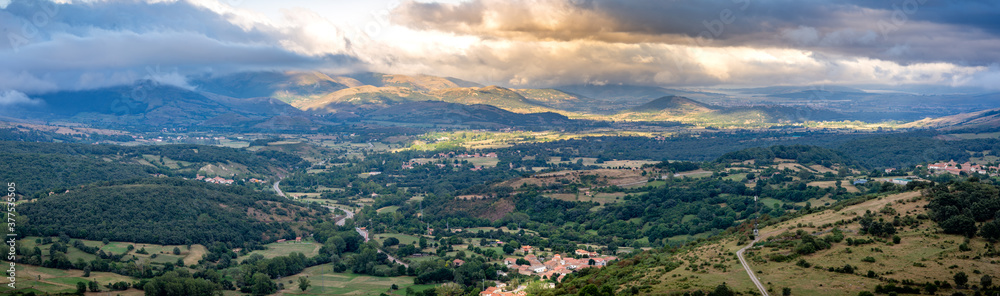 Valle en Cantabria norte de España 