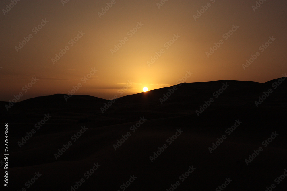 砂漠の夜明け
