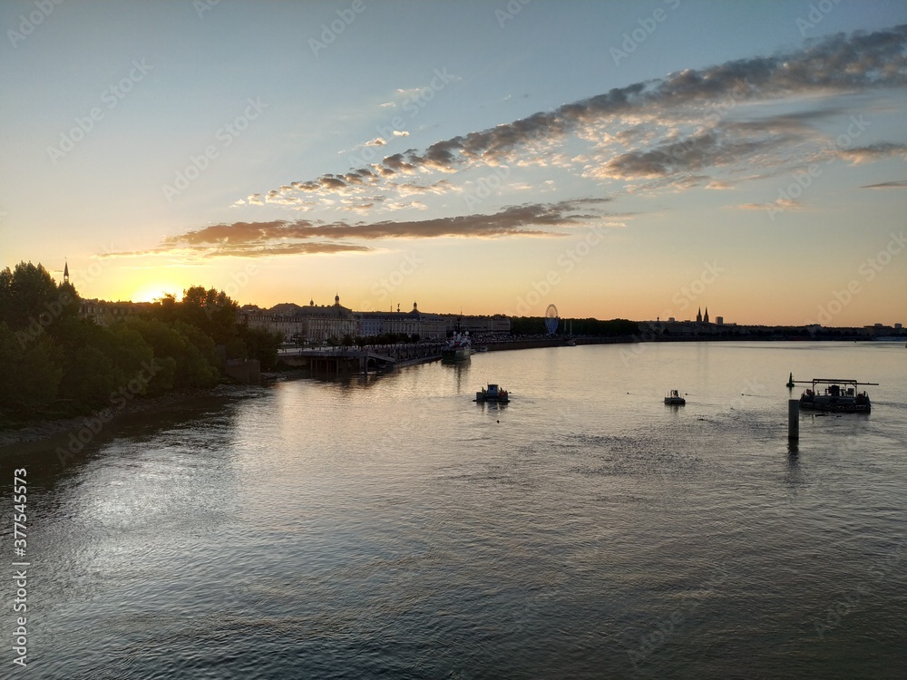 Naklejka premium Vu depuis le pont de pierre