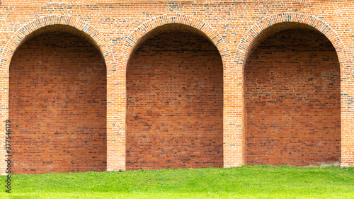 Foto red brick wall with semicircular arches inside