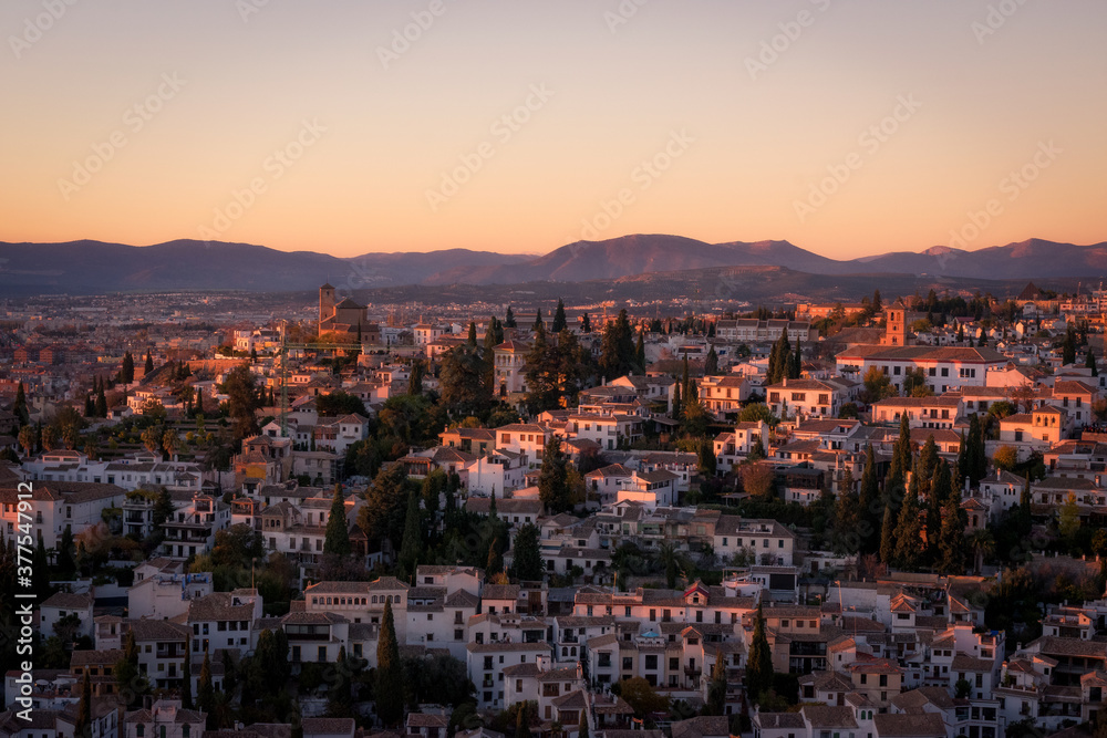 Cae la noche sobre uno de los barrios más bonitos de Granada, Albaicyn. España