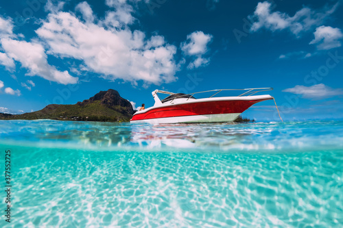 Photo Tropical ocean water with sandy bottom and motor boat