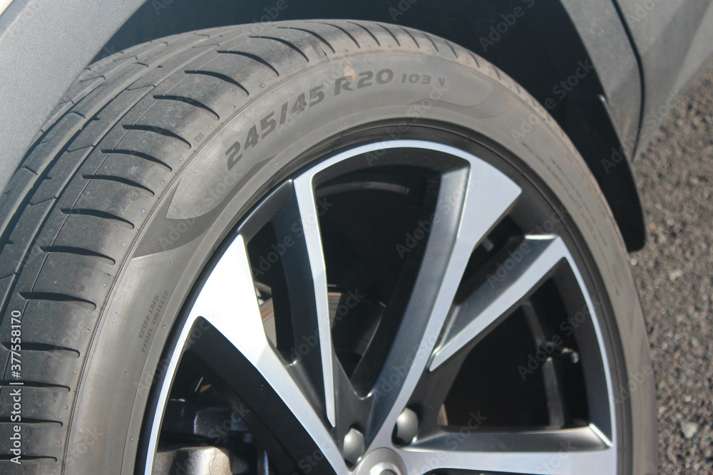 Low profile tire of the dimension 245/45 R 20