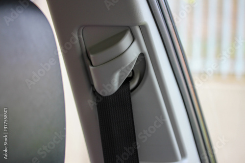 Adjustable seat belt on vehicle B pillar
