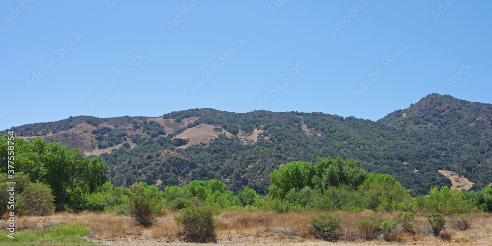 Obraz premium Panoramic view of the California coastal Santa Ynez mountain range seen from the inland side on a sunny summer day