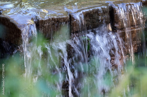 Kleiner Wasserfall im Park
