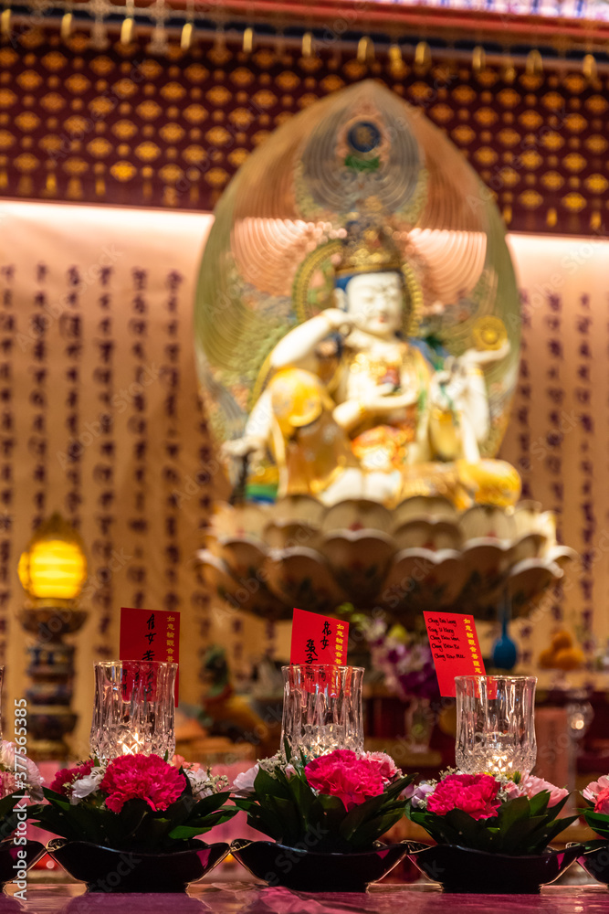 Fototapeta premium Singapore - 11 2018: Spiritual atmosphere in Buddha tooth temple