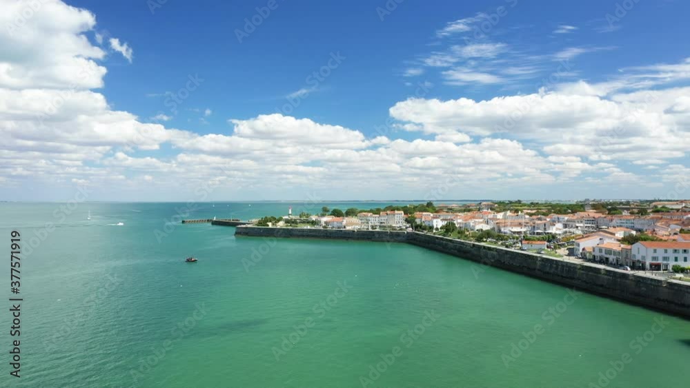 La ville de Saint Martin de Ré avec ses vieux remparts sur l'Île de Ré, en Charente-Maritime, en Nouvelle Aquitaine, en France, en été et en drone. La ville de Saint Martin de Ré avec ses vieux remparts sur l'Île de Ré, en Charente-Maritime, en Nouvelle Aquitaine, en France, en été et en drone.