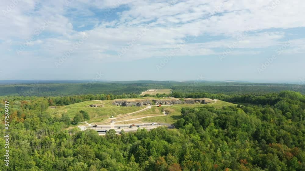 Le fort de Douaumont au milieu de la campagne et des forêts verdoyantes vers Verdun, dans la Meuse, en Lorraine dans le Grand-Est de la France, en été et en drone. Le fort de Douaumont au milieu de la campagne et des forêts verdoyantes vers Verdun, dans la Meuse, en Lorraine dans le Grand-Est de la France, en été et en drone.