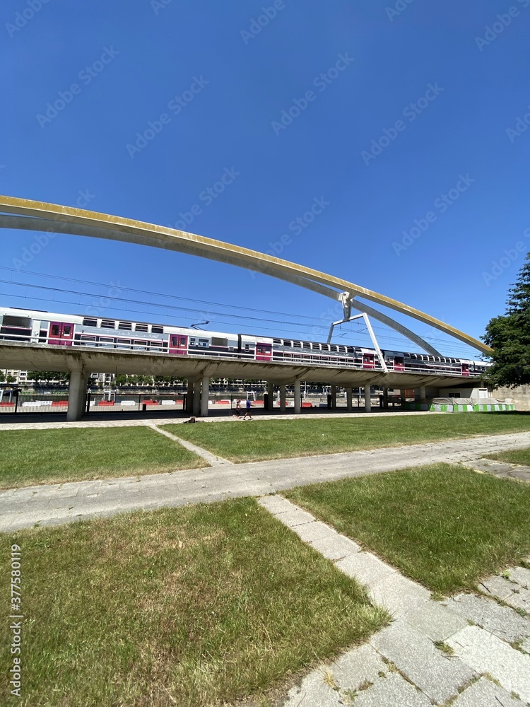 Fototapeta premium RER sur le pont du parc André Citroën à Paris