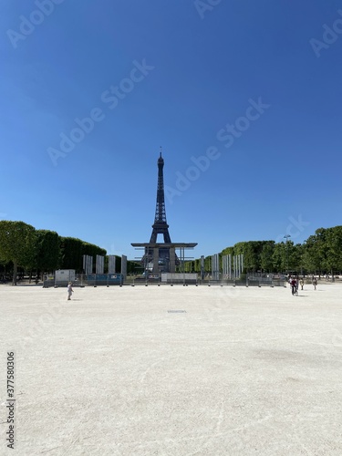 La tour Eiffel vue depuis le Champs de Mars à Paris
