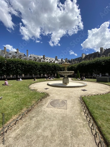 Square Louis XIII de la place des Vosges à Paris photo