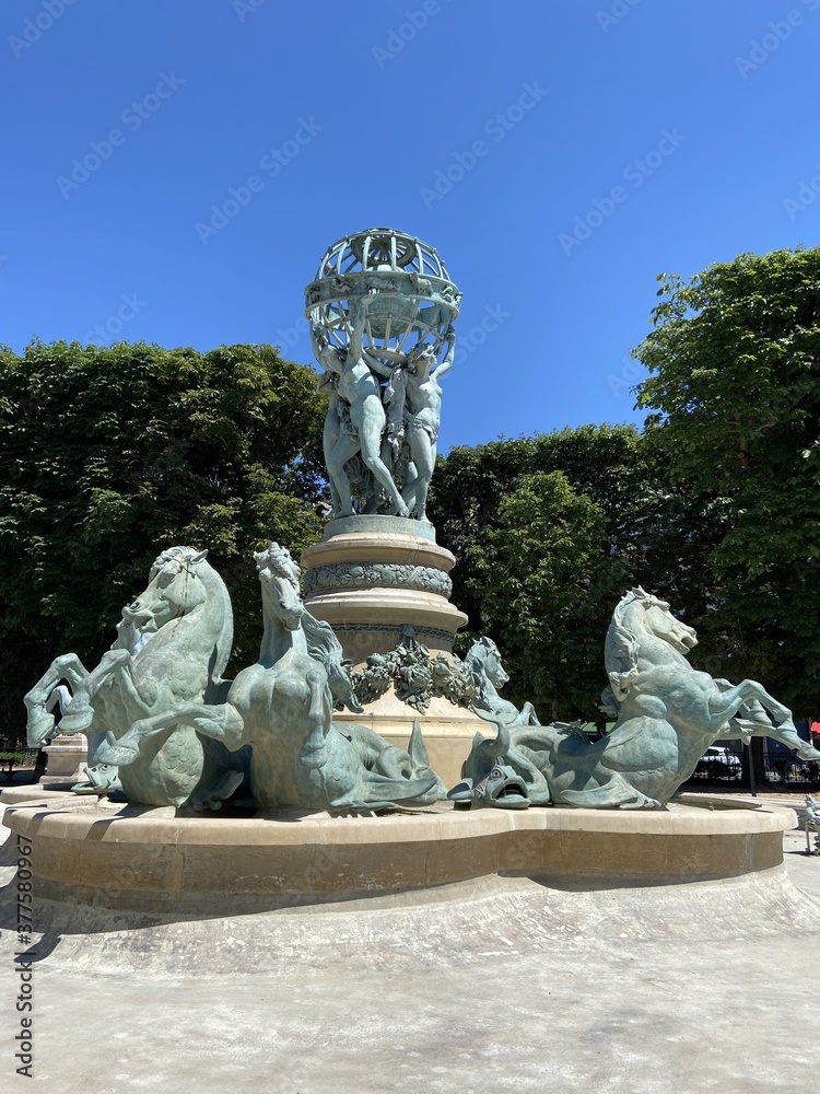 Bassin vide de la fontaine de l’Observatoire à Paris
