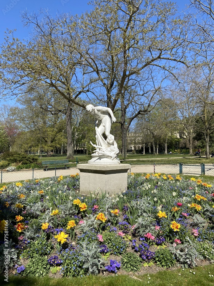 Statue du jardin de la Muette à Paris