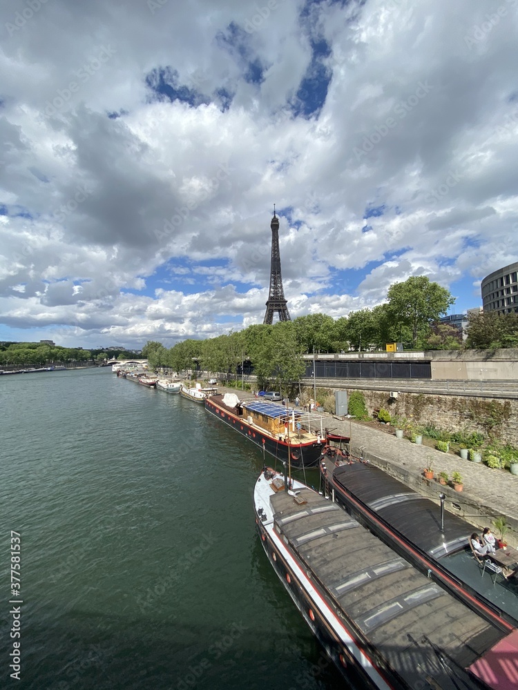 Fototapeta premium Tour Eiffel et quai de Seine à Paris