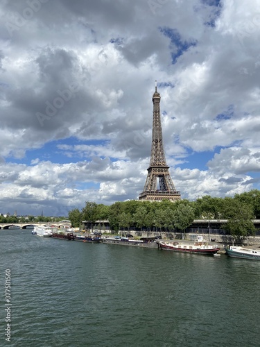 Tour Eiffel et quai de Seine à Paris  © Atlantis