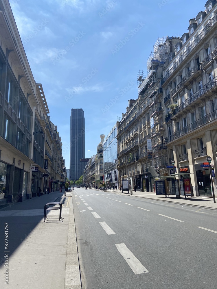Tour Montparnasse vue depuis l'avenue de Rennes à Paris