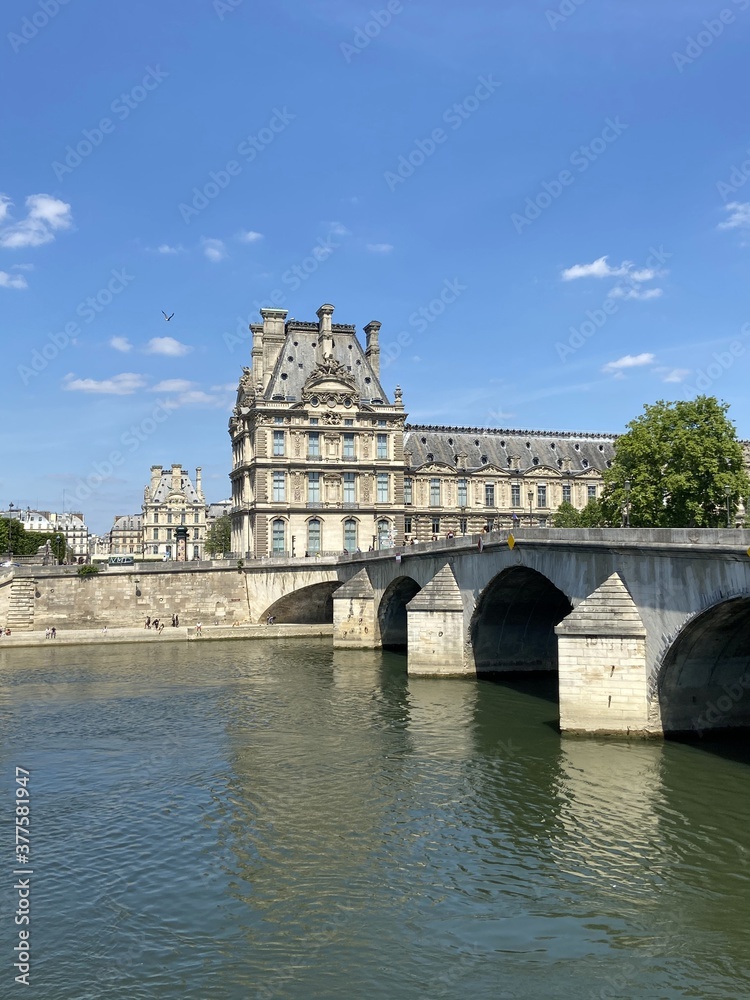 Pont royal sur la Seine à Paris