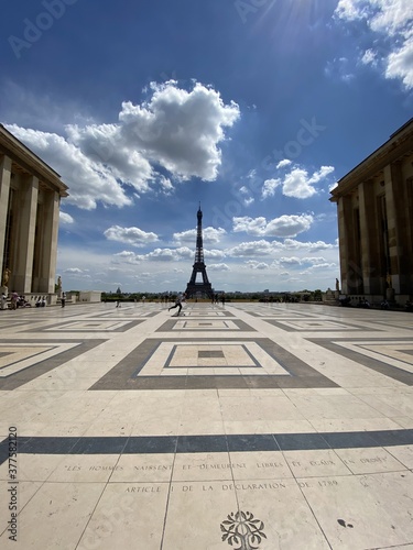 Parvis des droits de l'Homme devant la tour Eiffel à Paris © Atlantis