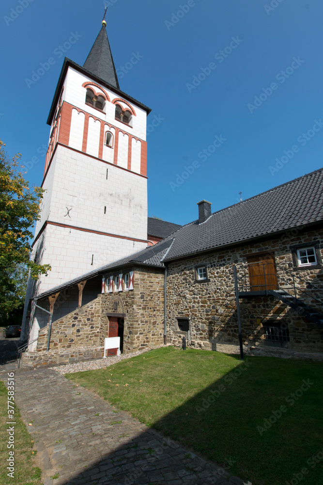 Königswinter-Oberpleis, ehemalige Propstei mit Kirche St. Pankratius