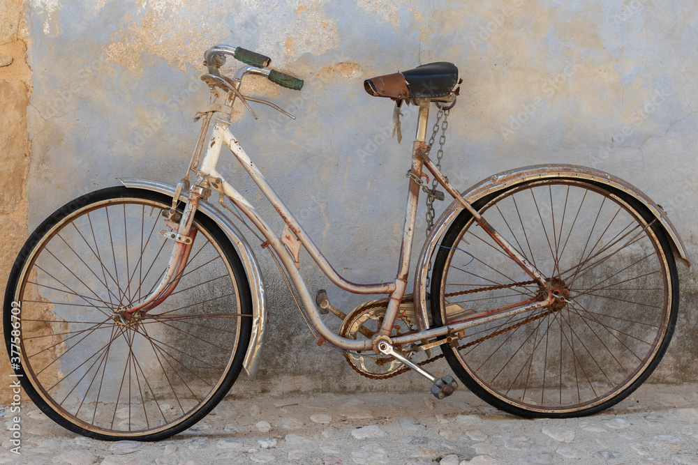 Bicicleta antigua aparcada en un pueblo del interior de España Bicicleta antigua aparcada en un pueblo del interior de España