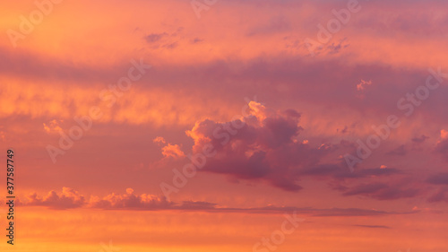 Φωτογραφία Dramatic Natural Sunset Clouds in Warwickshire UK, with warm vivid orange, yello