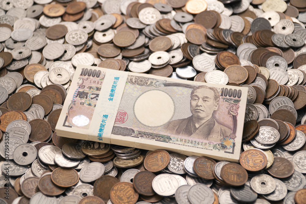 日本円の紙幣と貨幣の集合写真 StockFoto Adobe Stock