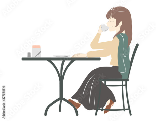 カフェで飲み物を楽しむ女性 スカート(線無し)