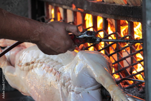 Quadro su tela COCHON D E LAIT QU ICUIT AU BARBECUE BROCHE