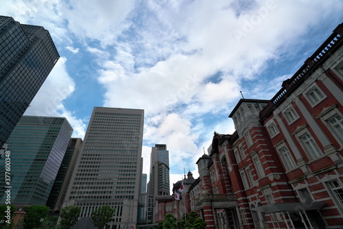 青い空と白い雲を見上げる東京駅前