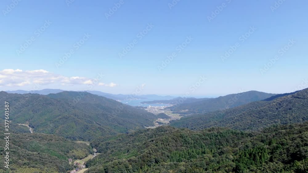 緑に映える大江山と空の青と白い雲の奥に見える宮津湾 緑に映える大江山と空の青と白い雲の奥に見える宮津湾