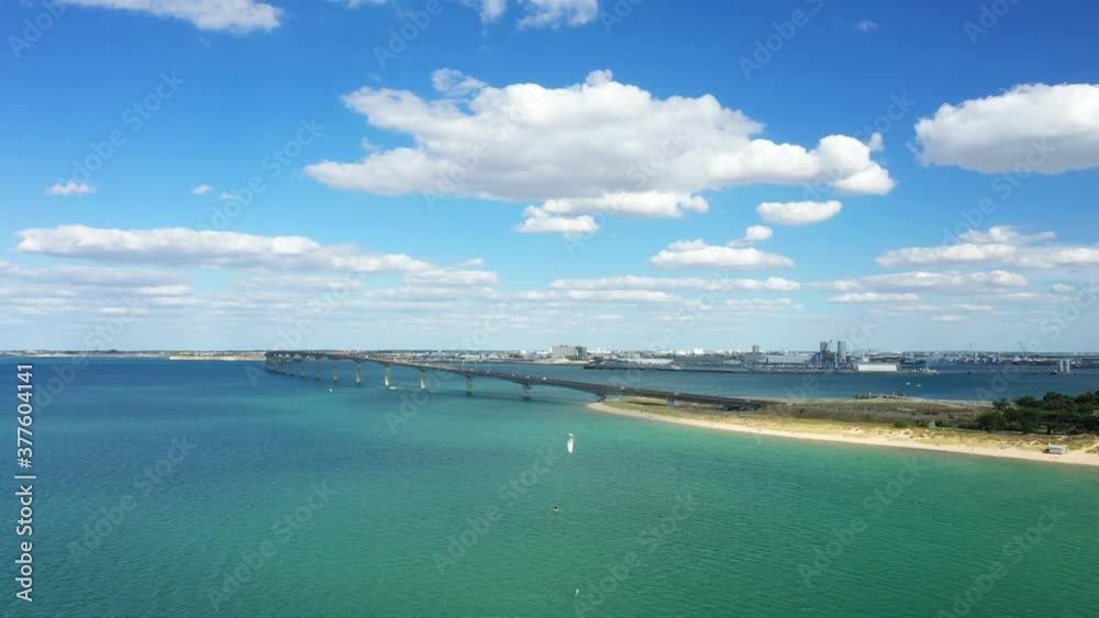 Le pont de l'île de Ré qui relie La Rochelle à l'île et le bout de l'île en Charente-Maritime, en Nouvelle Aquitaine, en France, en été et en drone lors d'une journée sous le Soleil.