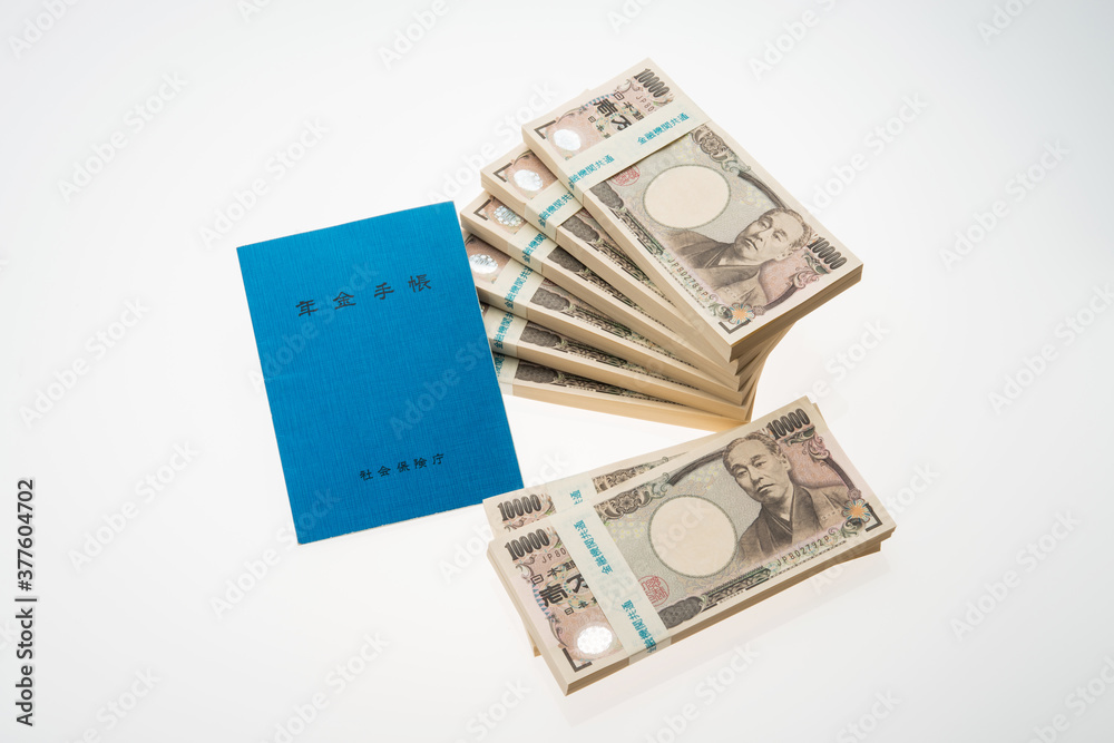 年金手帳と一万円札