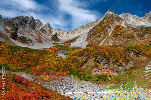 秋の涸沢、色鮮やかな紅葉と山々