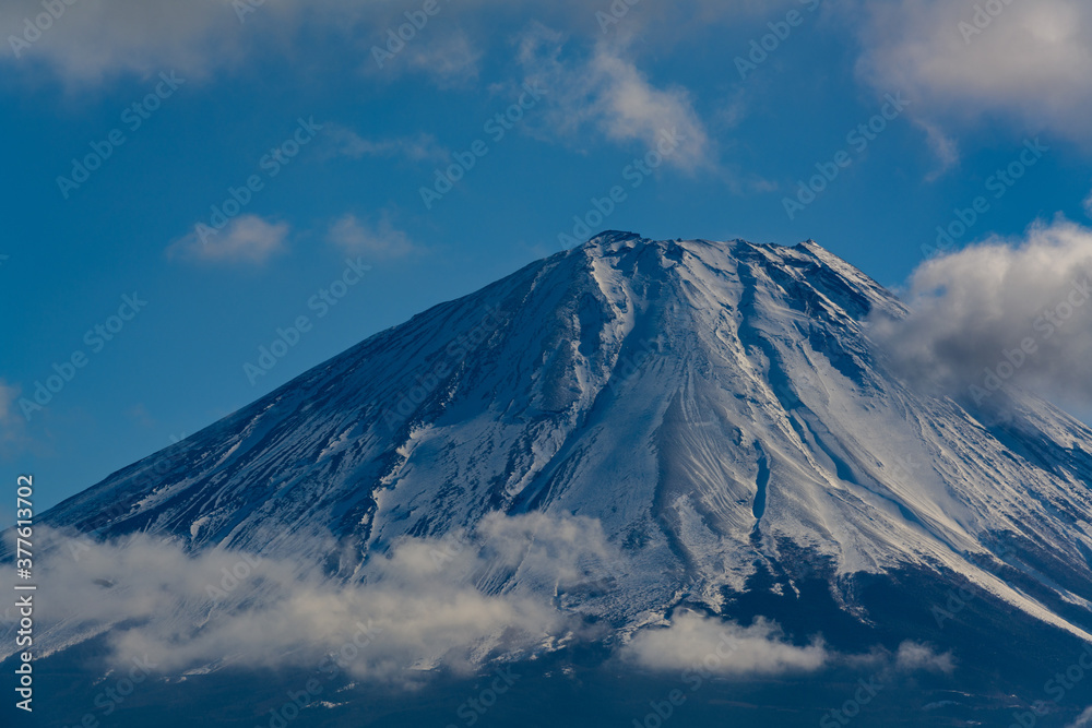 雪を纏った富士山頂