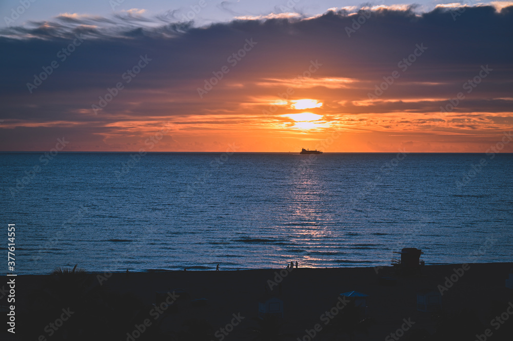 Naklejka premium sunset over the ocean