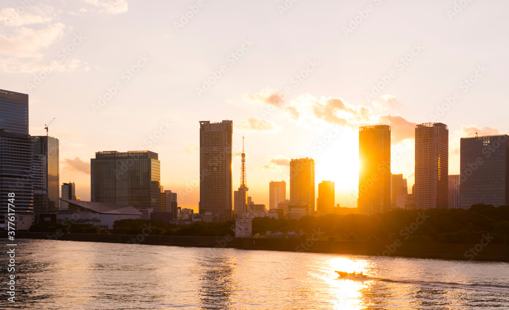 東京　日没風景　東京タワーと高層ビル群　2020年8月