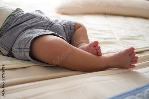 ベッドで寝ている日本人の赤ちゃん