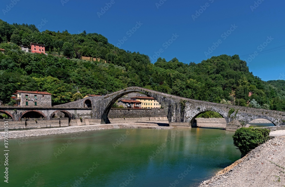 Die Ponte della Maddalena in Borgo a Mozzano in der Toskana in Italien 