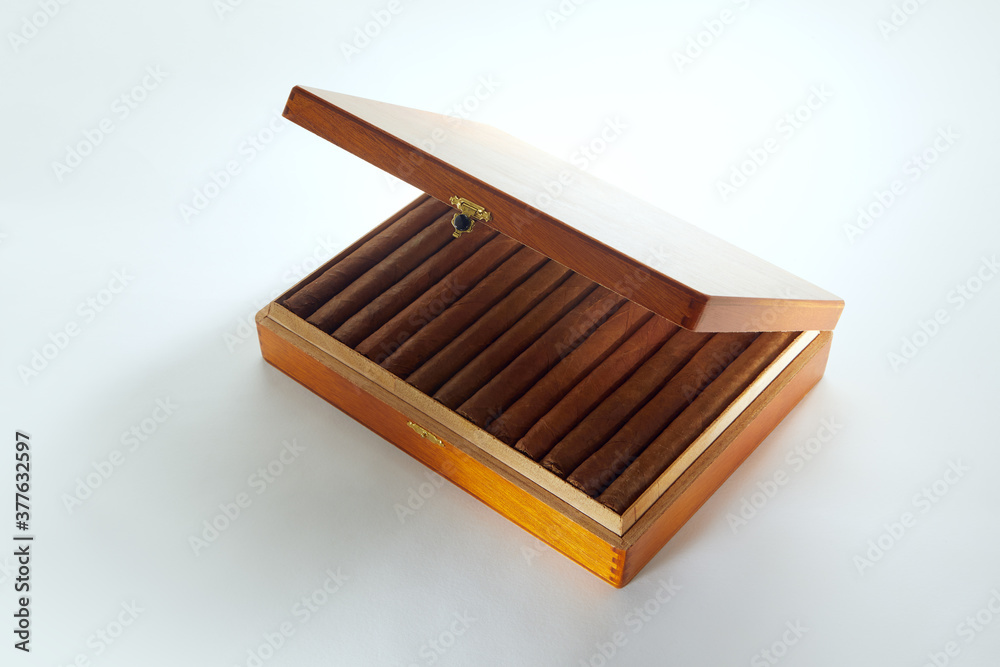 Fotka „View of nice wooden humidor with cigars in it on white back“ ze  služby Stock | Adobe Stock